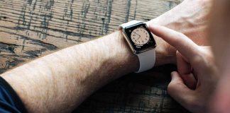 checking the time on apple watch