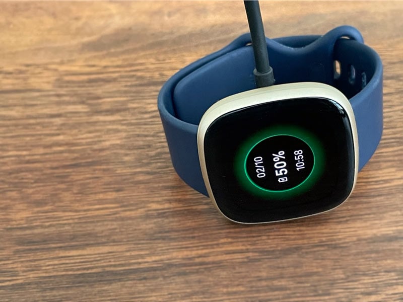 Irónico Amabilidad Una vez más Fitbit Versa or Sense not charging? What to do if your Fitbit won't charge  - MyHealthyApple