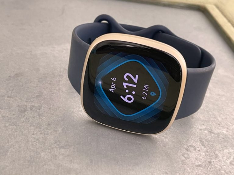 How to change the stats showing on your Fitbit's clock face