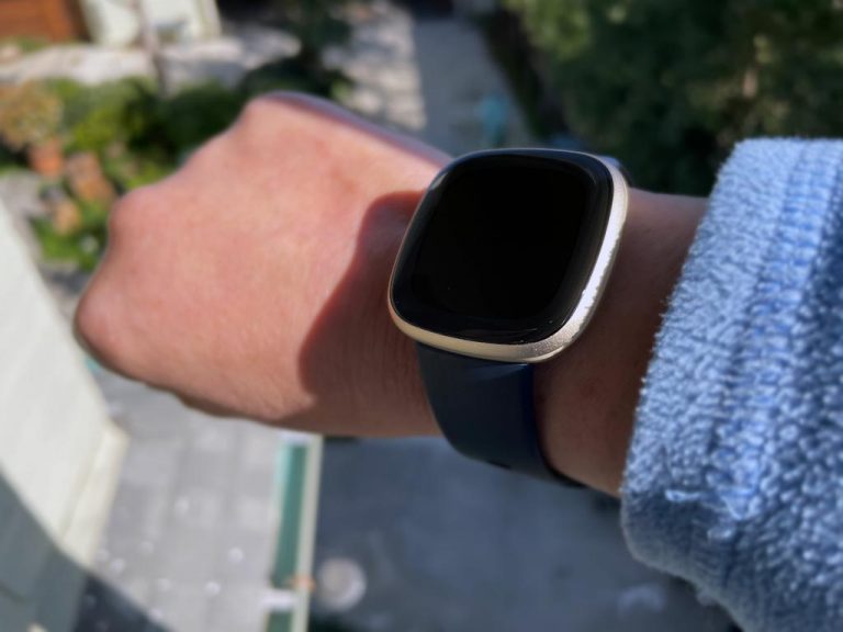 Fitbit doesn't turn on clock when you tap it? Screen wake not working