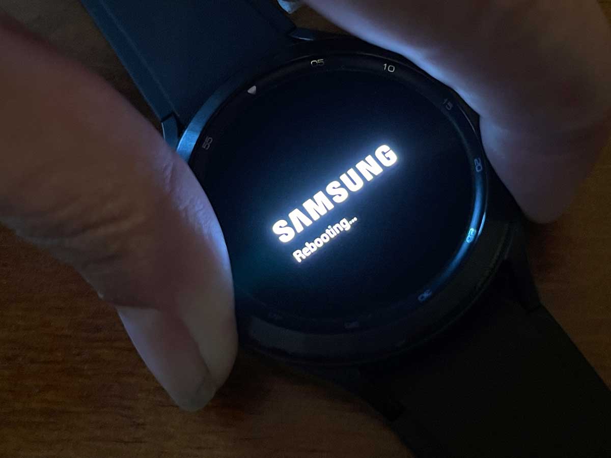 Samsung Galaxy Watch not turning on or shows a black screen? How to fix