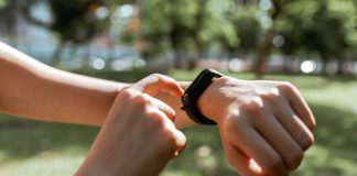 Fitness band on wrist tap